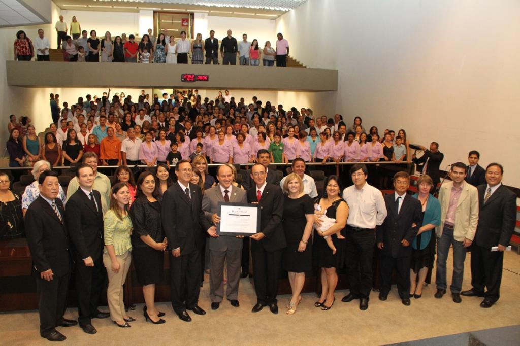 Imagem: Deputado Junior Mochi e representantes da Associação Brasil Soka Gakkai Internacional, no Plenário.