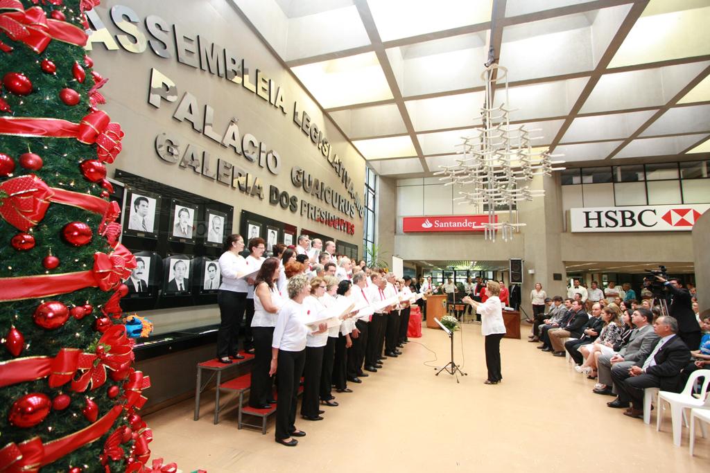 Imagem: Cantada do Coral dos Servidores da Assembleia aconteceu no saguão da Casa.