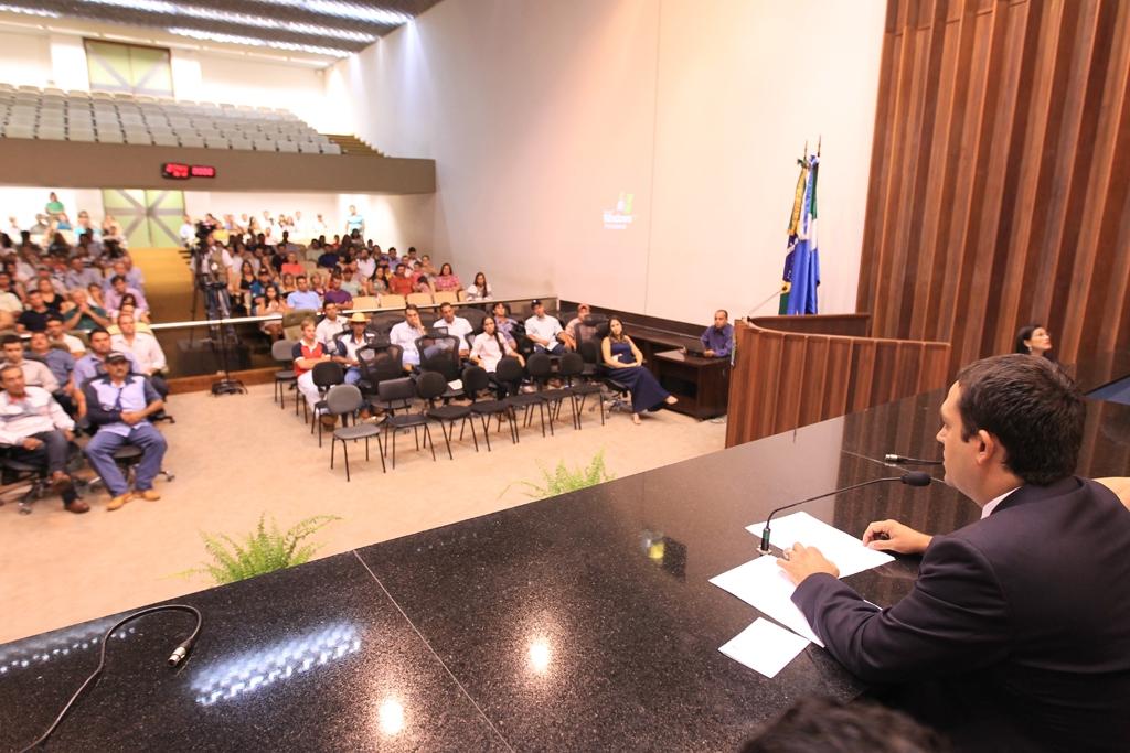 Imagem: Sessão solene foi presidida pelo deputado Marcio Fernandes.