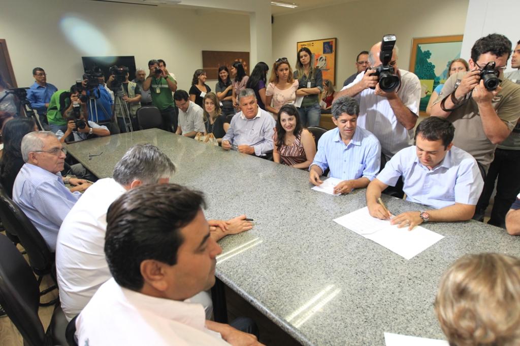 Imagem: Dep. Marcio Fernandes testemunha assinatura de convênios