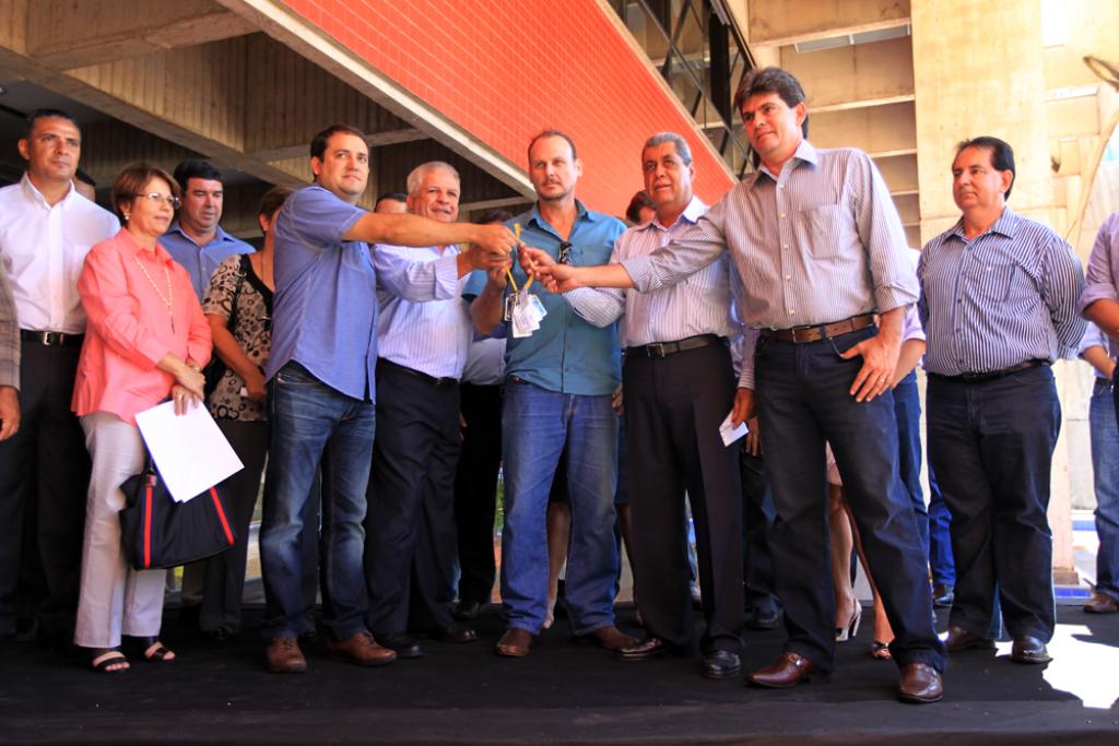 Imagem: Deputado Marcio Fernandes entrega chaves de veículos junto com o governador André