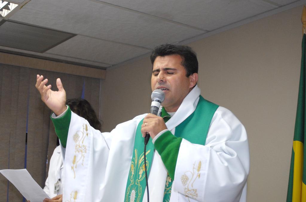 Imagem: Benedito, o padre das multidões, reza a primeira missa do ano na Assembleia.