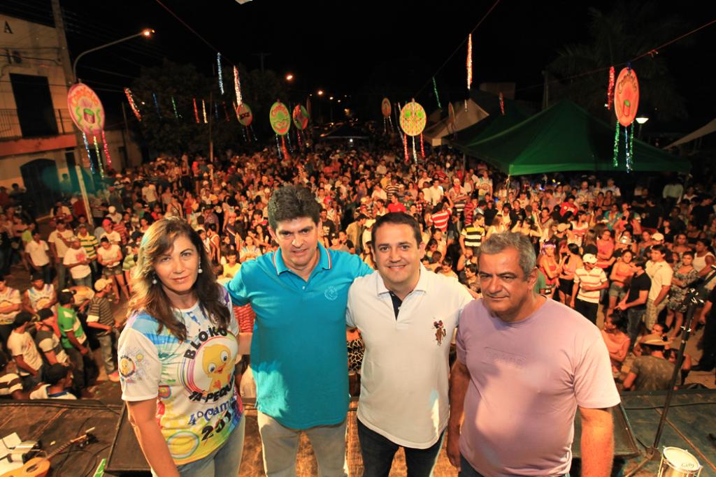 Imagem: Prefeito Marcelo e Marcio Fernandes (centro) abrem carnaval de rua de Camapuã