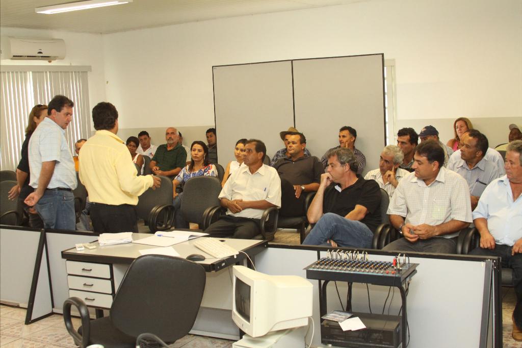 Imagem: Deputado Eduardo Rocha se reúne com representantes de partidos em Santa Rita do Pardo