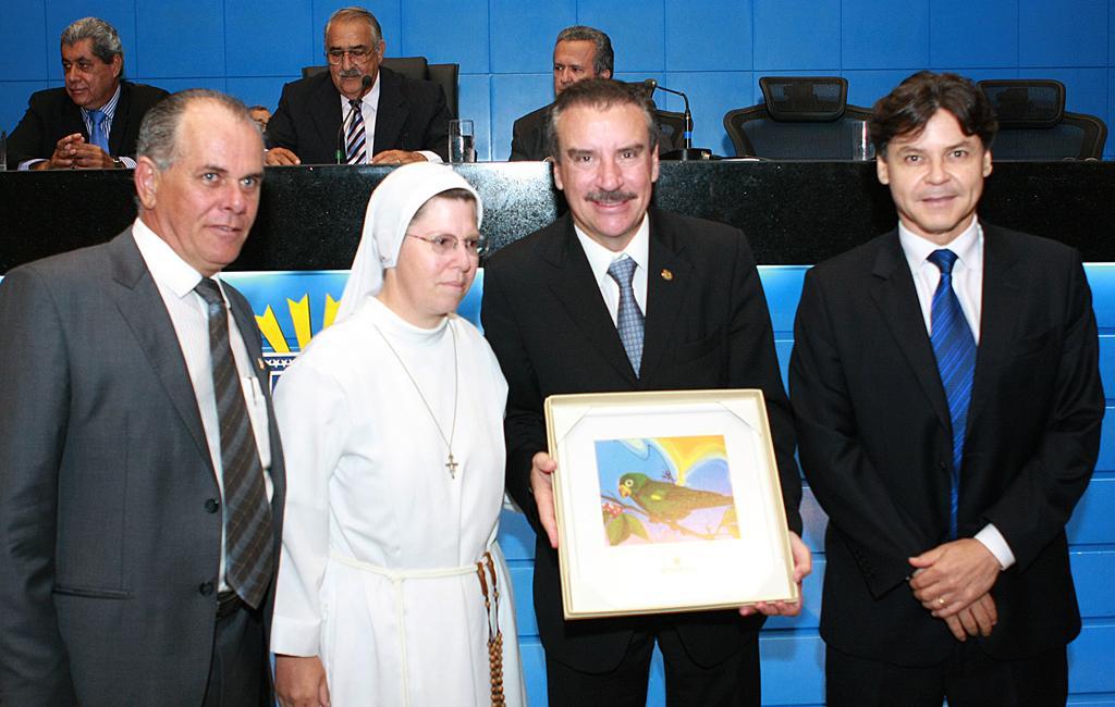 Imagem: Deputados Lauro Davi, Paulo Corrêa e Paulo Duarte entregam homenagem à freira que representou Lar da Criança com Aids.