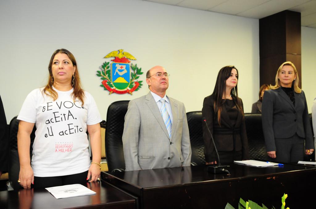 Imagem: Mara Caseiro na mesa de autoridades do evento, que aconteceu na Assembleia Legislativa do Mato Grosso