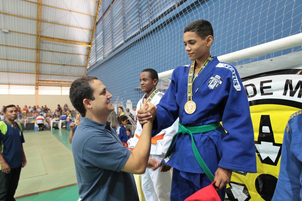 Imagem: Deputado Marcio Fernandes entrega medalha durante premiação de Torneio