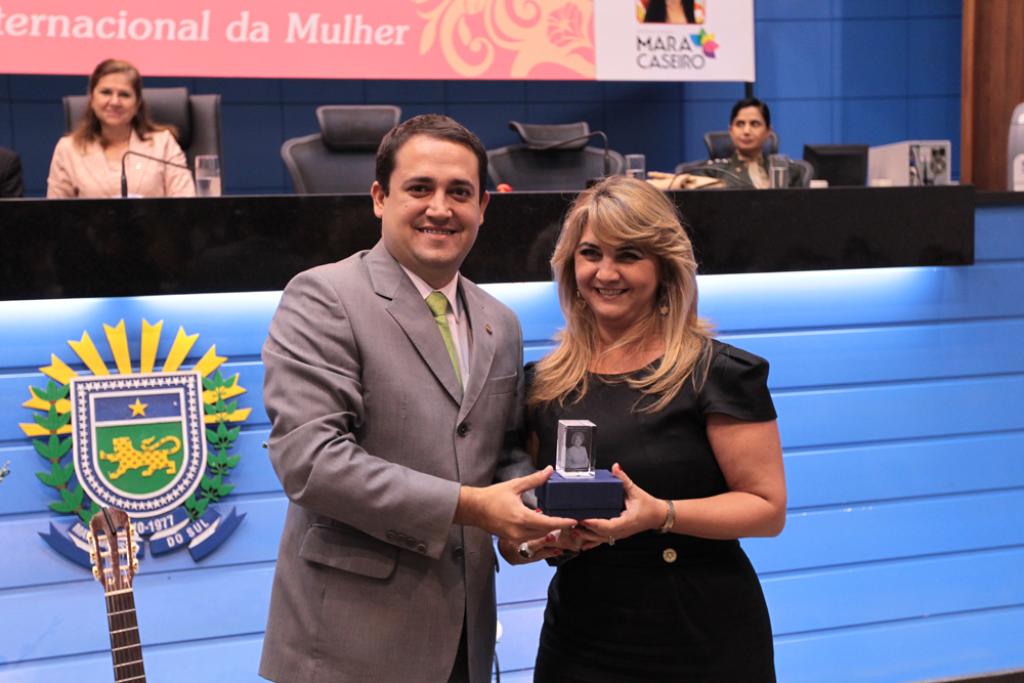 Imagem: Dep. Marcio Fernandes entrega troféu "Celina Jallad" à delegada Rosely