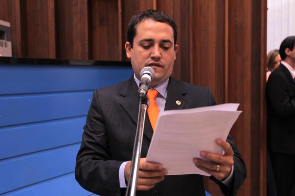 Imagem: Deputado Marcio Fernandes lê indicações no plenário da Assembleia