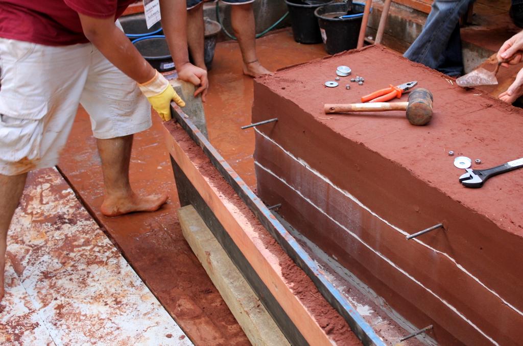 Imagem: Casa de taipa usa barro armado com estrutura de ripas de madeira ou bambu, formando um gradeado.