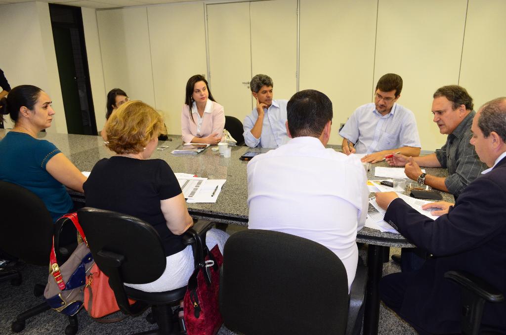 Imagem: Mara Caseiro e demais integrantes da Comissão de Educação conversam com representantes da Fetems