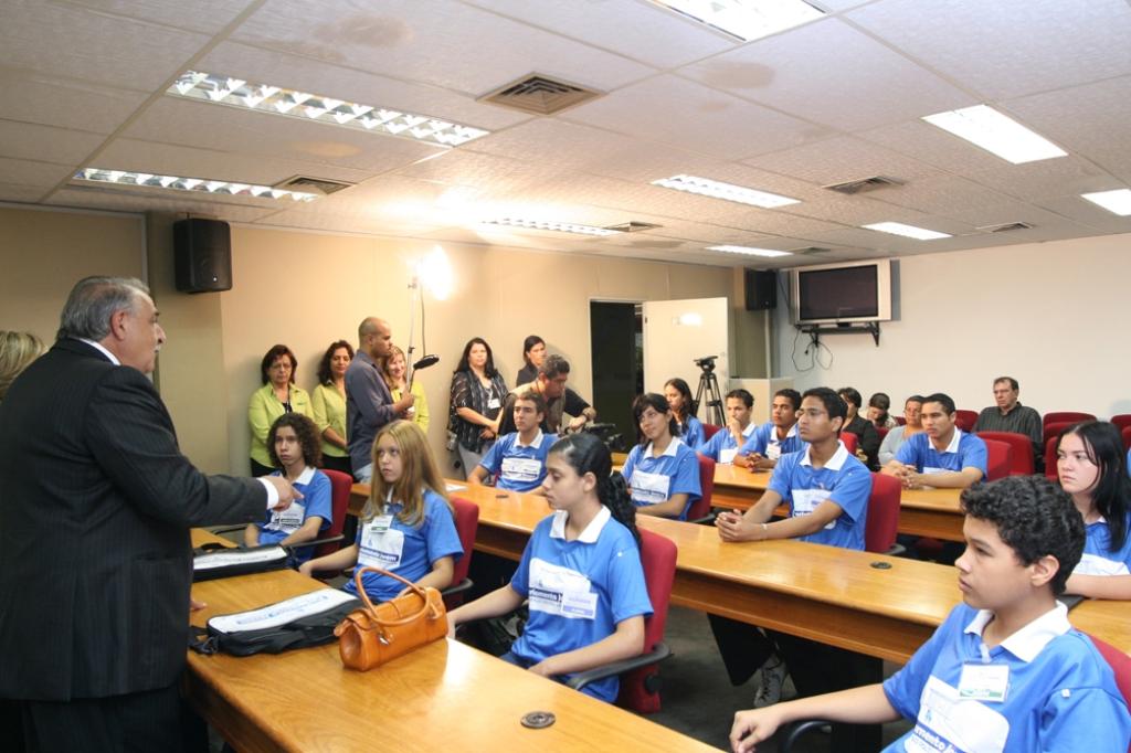 Imagem: Presidente da Assembleia, deputado Jerson Domingos, fala sobre o Legislativo aos deputados estudantes.