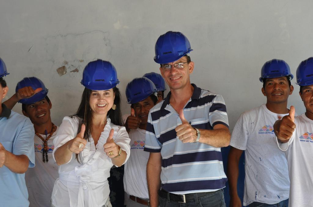 Imagem: Mara e o ex-prefeito Sérgio Barbosa ao lado de aprendizes de pedreiro