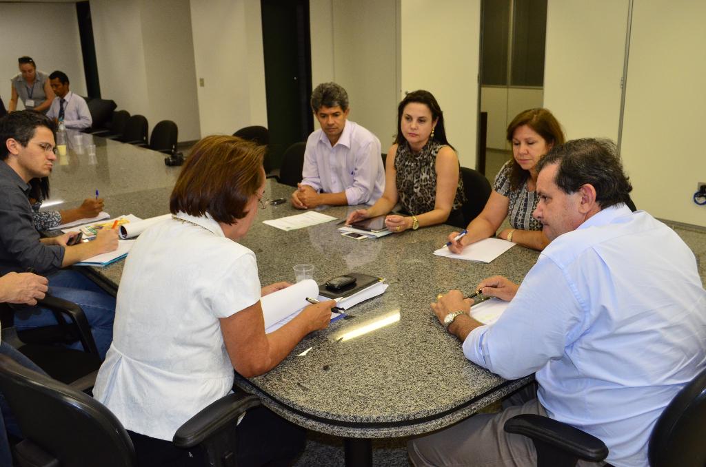 Imagem: Deputados debatem projetos com secretária Nilene Badeca