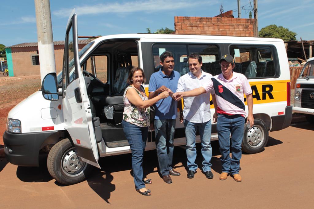 Imagem: Deputado Marcio Fernandes entrega veiculos ao prefeito Carequinha em Jaraguari