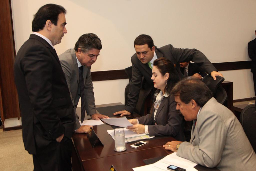 Imagem: Deputados assinam proposição de Mara Caseiro e George Takimoto