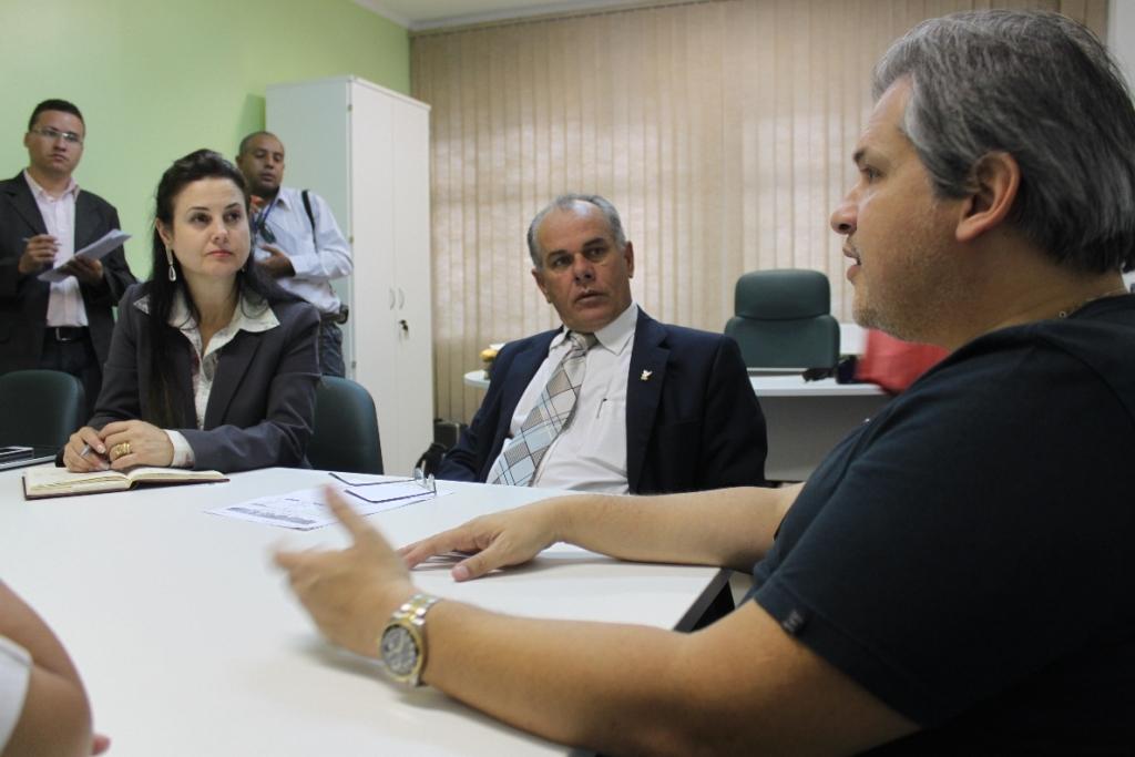 Imagem: Diretor do HU, José Carlos Dorsa, explica à comissão motivos de ambulâncias ficarem retidas no hospital.