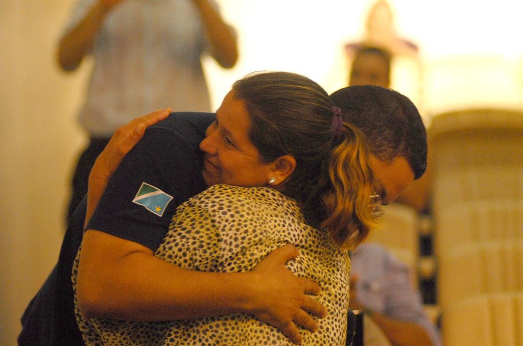 Imagem: Espaço público foi marcado por abraço, símbolo da luta contra a intolerância