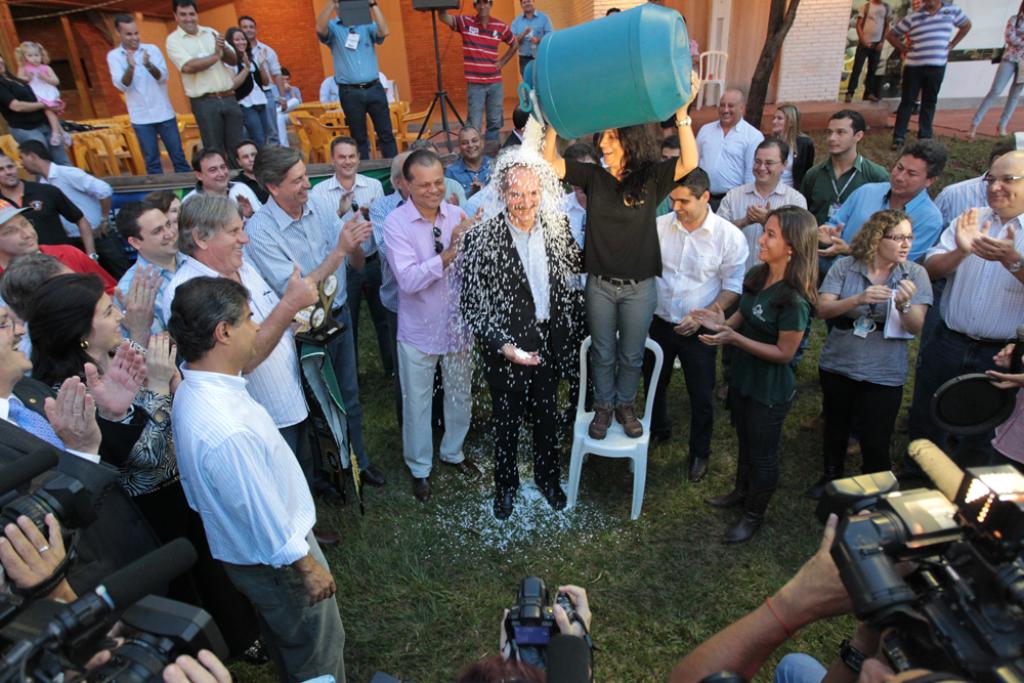 Imagem: Ministro leva um banho "de leite" durante passagem pela Expogrande