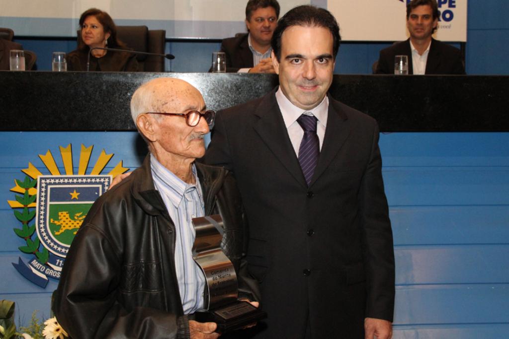 Imagem: Deputado Felipe Orro homenageou idoso de 86 anos que passou para o curso de Matemática na UFMS.