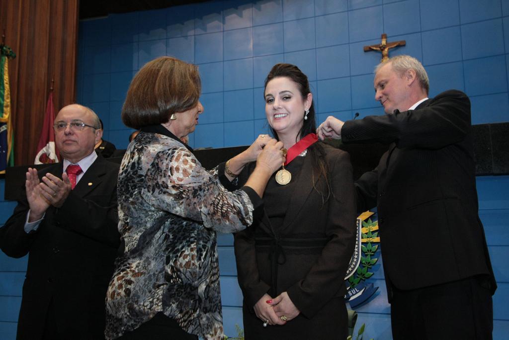 Imagem: Deputada Mara Caseiro recebendo a Medalha da Ordem Sul-Mato-Grossense do Mérito Odontológico. 