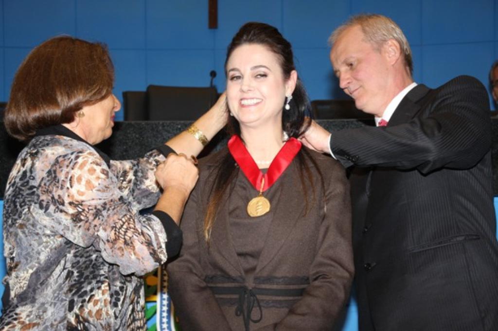 Imagem: Presidente do CRO, Francisco Grilo, entrega medalha a Mara Caseiro