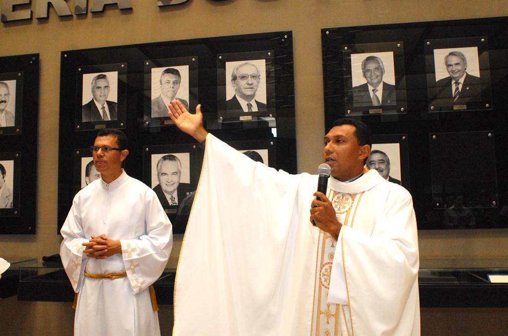 Imagem: Padre Wilson, da Capela Nossa Senhora de Loreto, celebrou a missa.