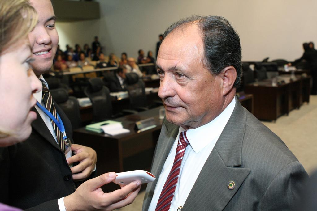 Imagem: Deputado Zé Teixeira quer modificar texto de proposta apresentada pelo deputado Paulo Duarte.