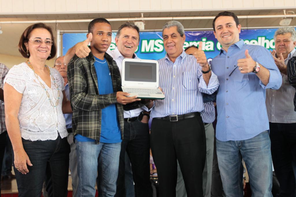 Imagem: Nilene, Giroto, André e Marcio Fernandes entregam prêmio a aluno
