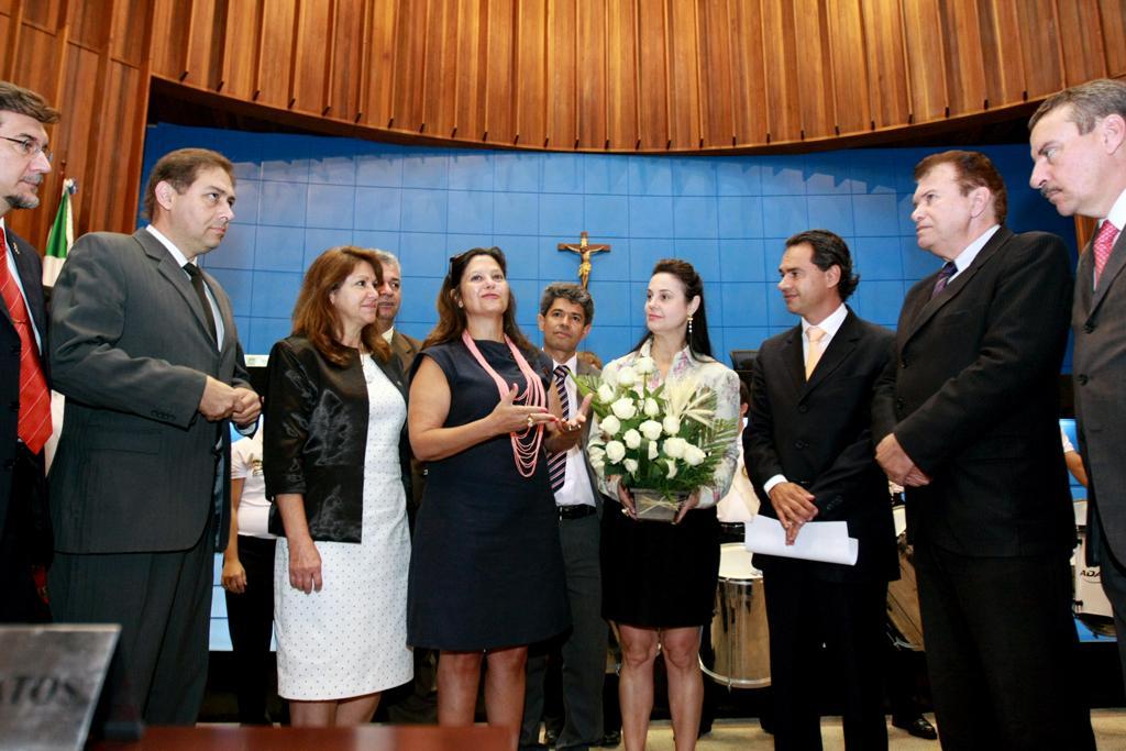 Imagem: Deputados e a presidente da Sociedade Educacional Juliano Varela, durante sessão realizada em março.