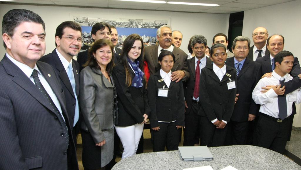 Imagem: Deputados posam para foto junto com novos funcionários da Assembleia.