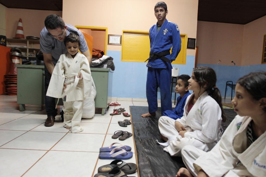 Imagem: Deputado Marcio Fernandes ajuda menino a vestir quimono