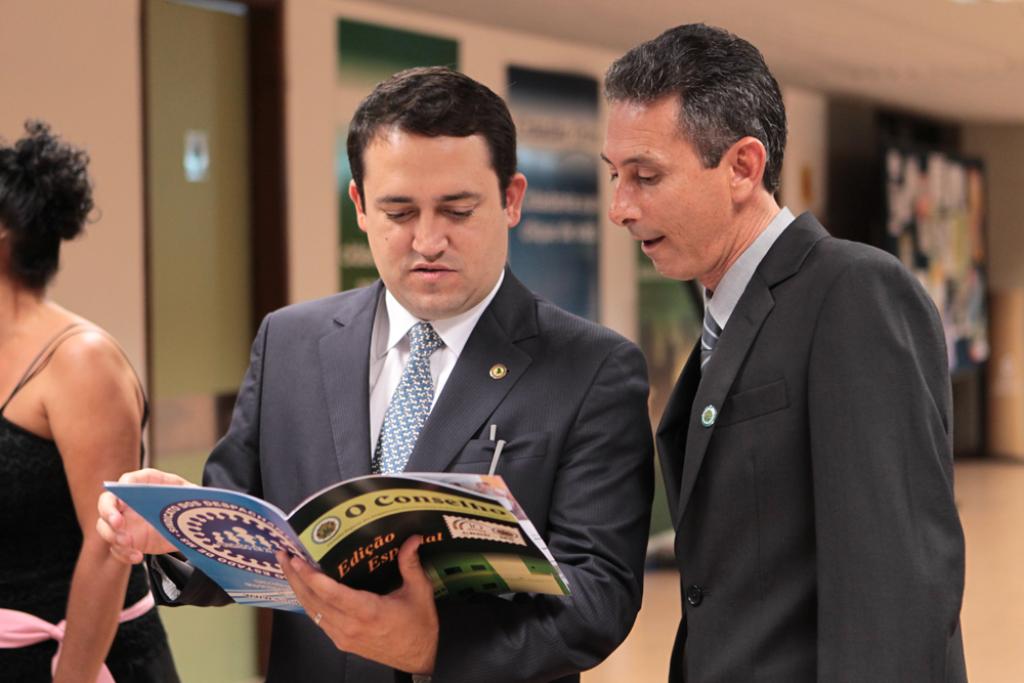 Imagem: Marcio Fernandes folheia revista sobre os despachantes com o presidente do Sindicato, Sebastião José "Ventania"