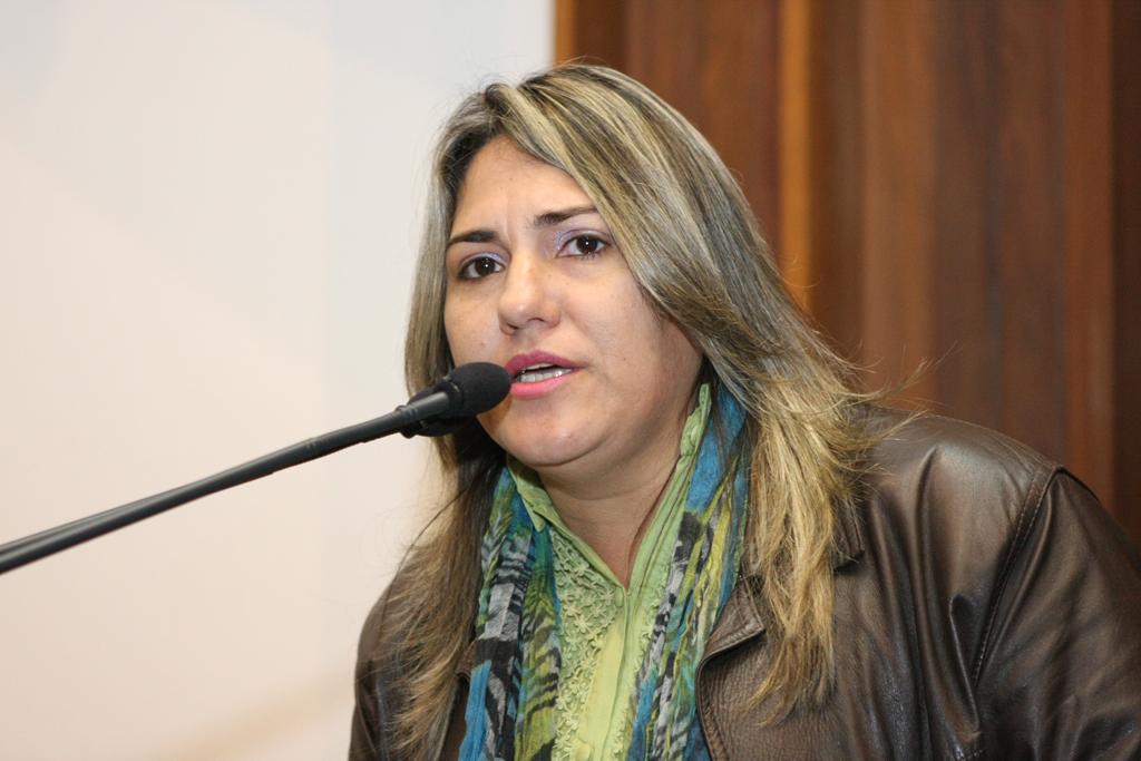 Imagem: Sandra Maria Costa, presidente da Unicafes/MS, entregou carta com diretrizes ao desenvolvimento do setor de cooperativas.