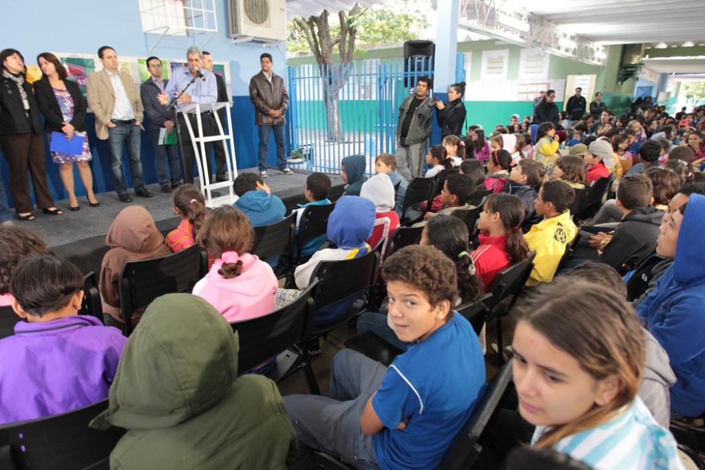 Imagem: Governador entrega reforma de escola e firma compromisso de quadra coberta aos alunos