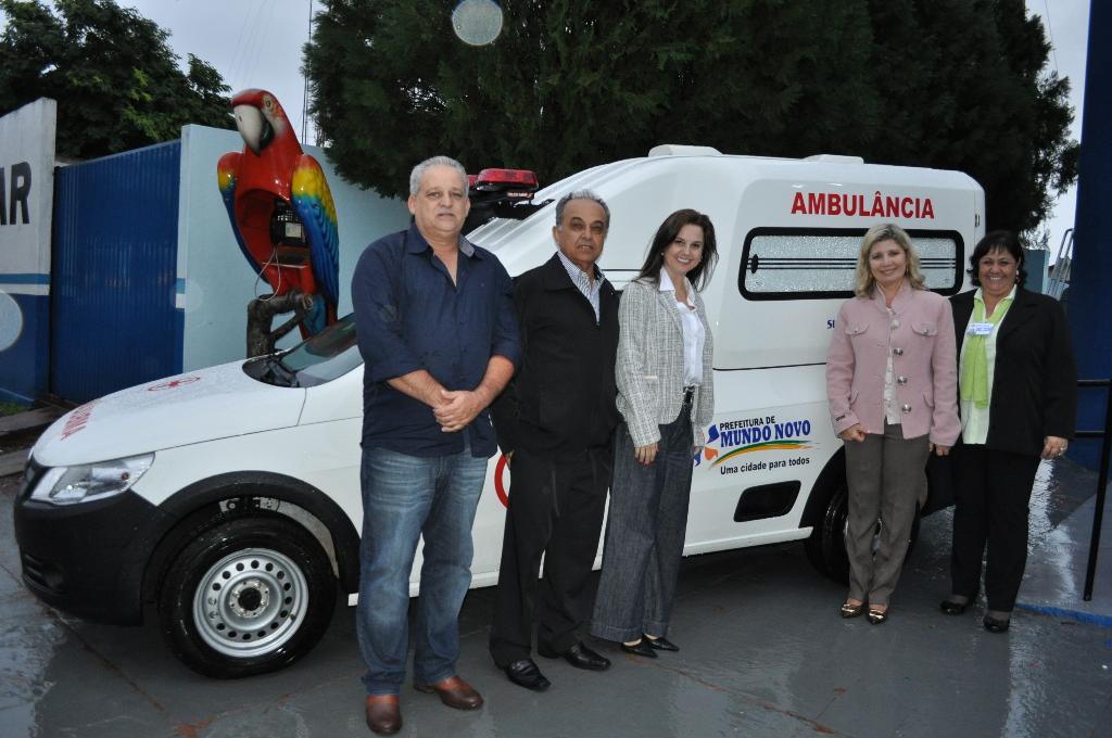 Imagem: Mara ao lado do prefeito Toninho, vereador Quexada e vice Vânia Parize, comemora entrega de ambulância