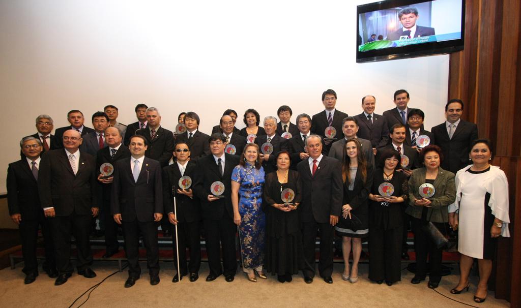 Imagem: Deputados e homenageados com o troféu Nishikigoi durante sessão solene na ALMS.