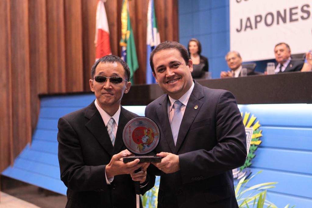 Imagem: Marcio Fernandes entrega troféu Nishikigoi a Jorge Nakashita