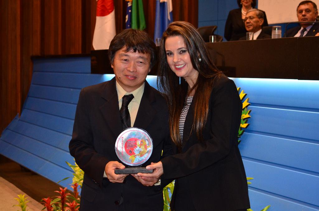 Imagem: Mara Caseiro homenageia colega de profissão com troféu