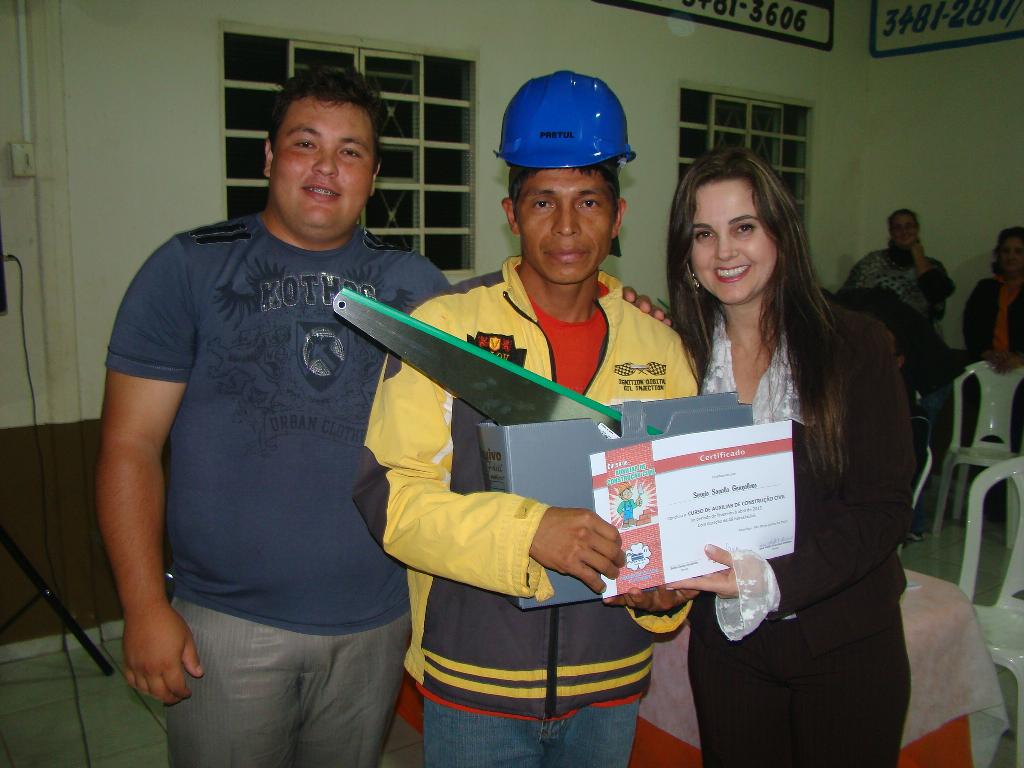 Imagem: Mara entrega certificado e kit a indígena que participou de curso profissionalizante