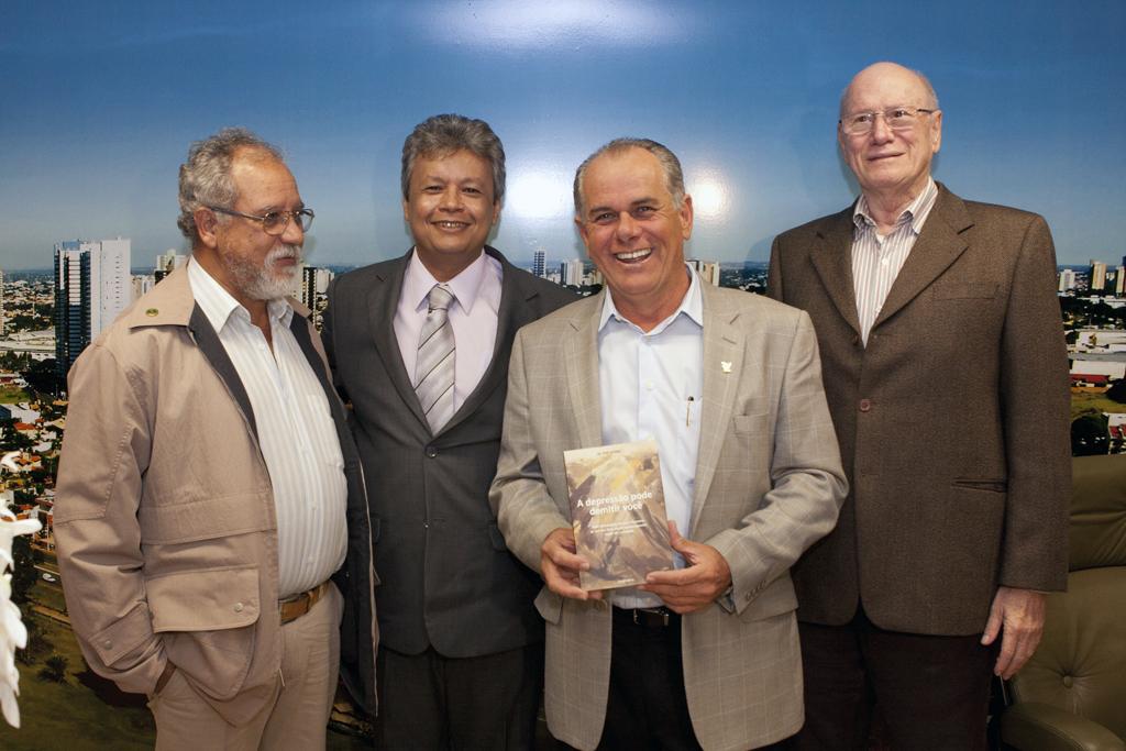 Imagem: Evento foi proposto pelo deputado Lauro Davi que, na foto, segura um exemplar do livro.