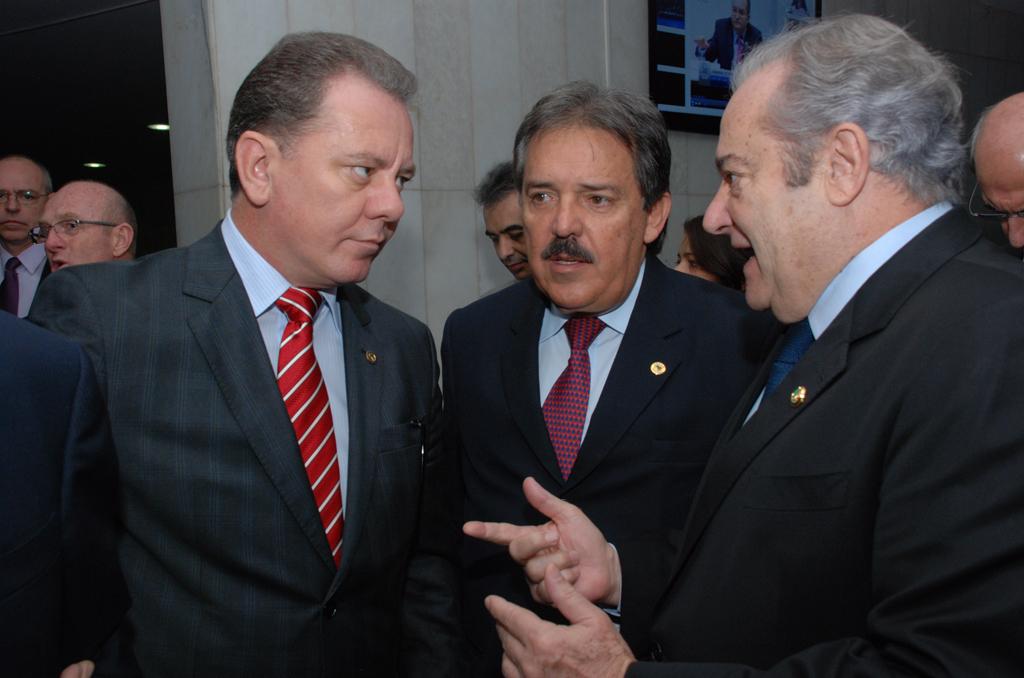 Imagem: Deputado Arroyo (centro) representa ALMS em encontro de deputados estaduais em Brasília.