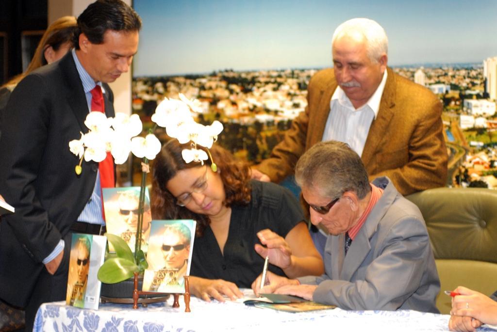 Imagem: Livro sobre a vida do fundador do Centro de Apoio ao Idoso foi lançado no saguáo da Assembleia Legislativa.