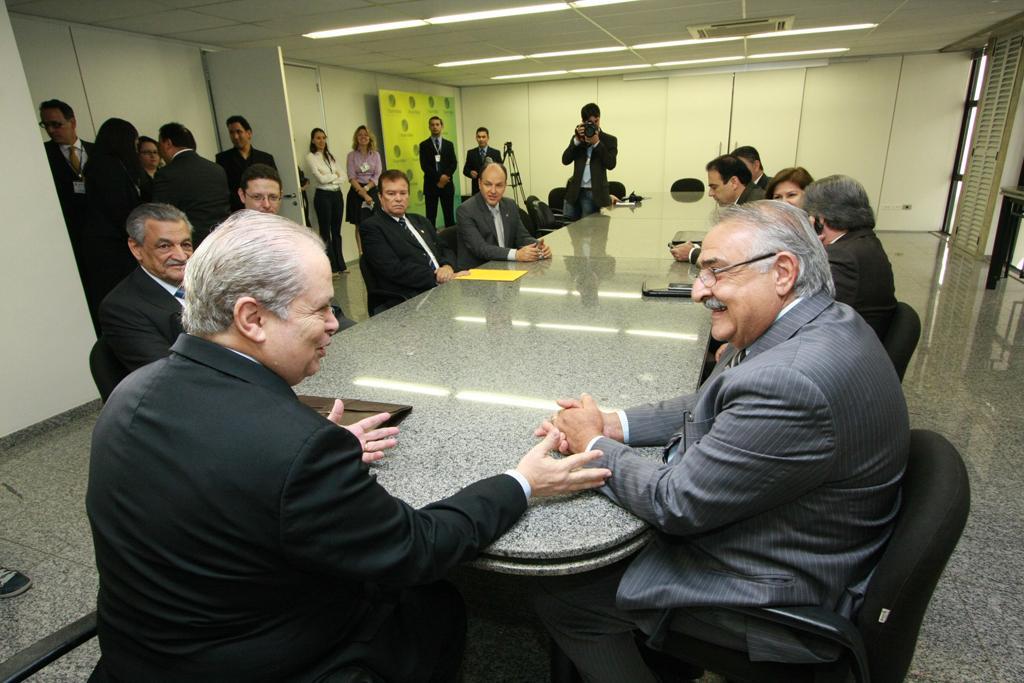 Imagem: Presidente da AMB, desembargador Henrique Nelson Calandra, em conversa com o deputado Jerson Domingos, presidente da ALMS.