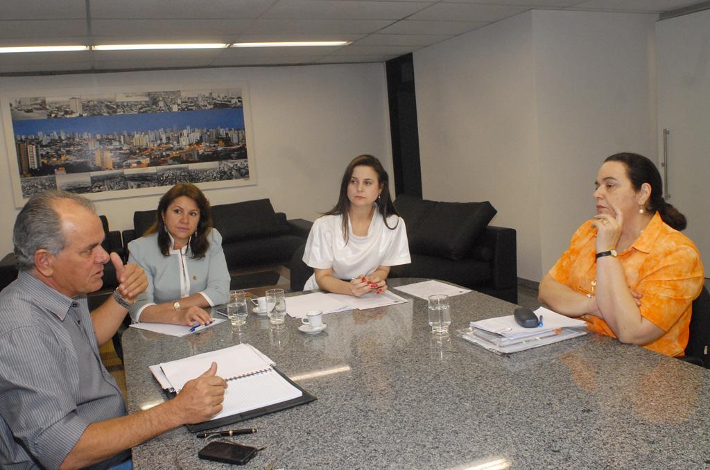 Imagem: Secretária Beatriz Dobashi esclareceu aos deputados atual situação do Hospital da Vida em Dourados.