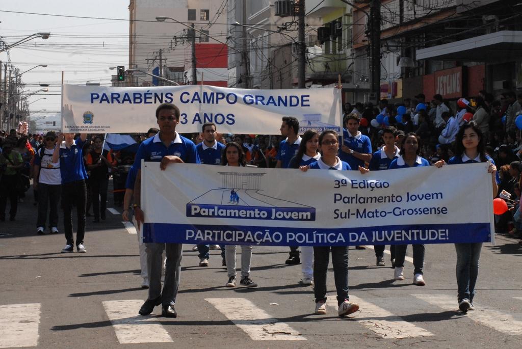 Imagem: Deputados do Parlamento Jovem participaram do desfile em comemoração aos 113 anos de Campo Grande.