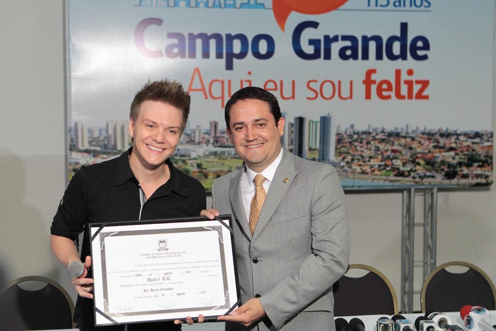 Imagem: Deputado Marcio Fernandes entrega título ao cantor Michel Teló