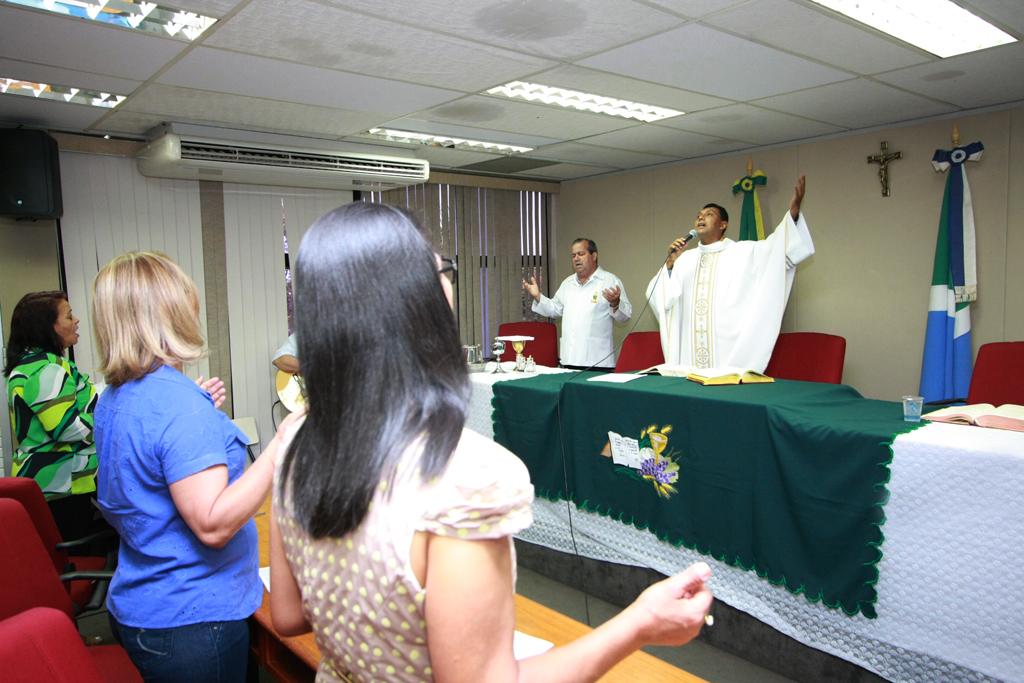 Imagem: Missa celebrada pelo padre Wilson Gualberto dos Santos foi realizada no plenarinho Nelito Câmara. 