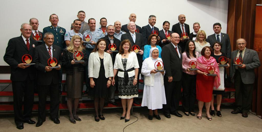 Imagem: Homenageados posam para foto em sessão solene no plenário Júlio Maia.