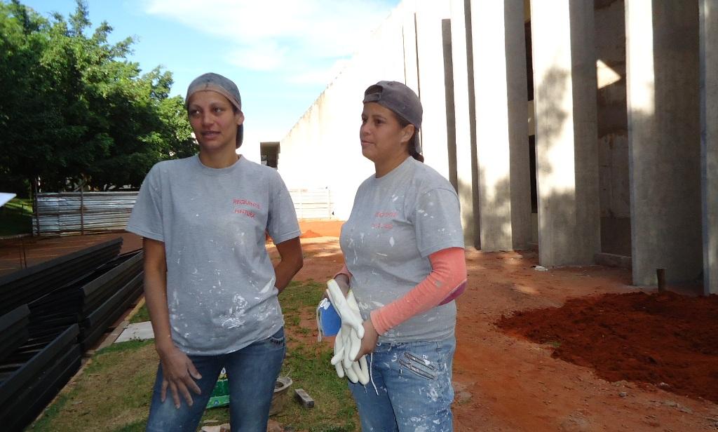 Imagem: As pintoras Cleia e Lídia integram a lista de mulheres que decidiram entrar para o ramo dos serviços da construção. 